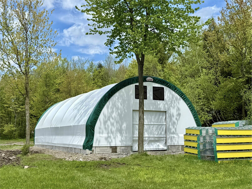 Bâtiment de toile avec structure en acier galvanisé installé en milieu forestier